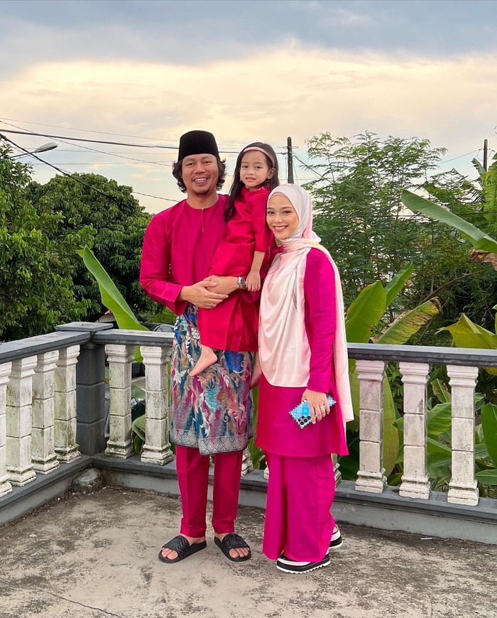 5 Inspirasi Baju Kurung Seleb Malaysia untuk Rayakan Lebaran
