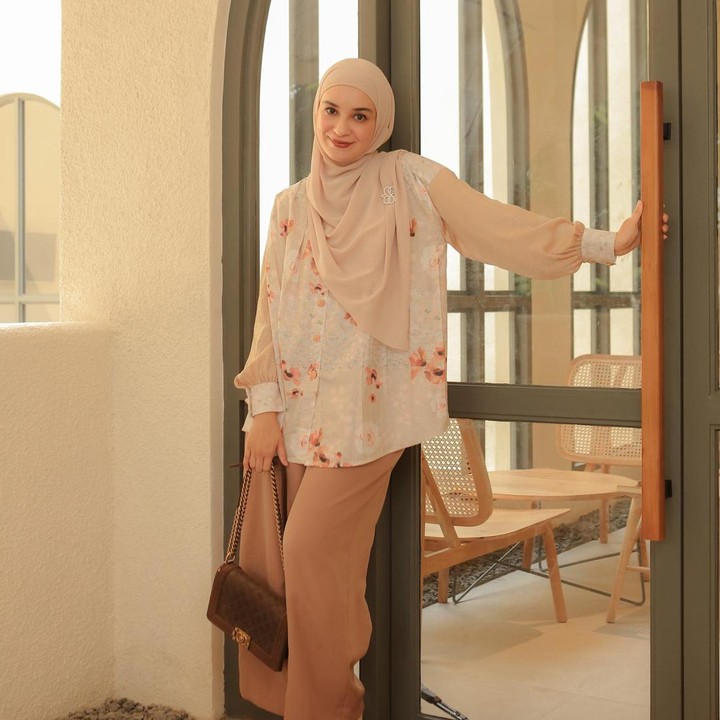 <p>Nuansa<em> earthy tone</em> memang enggak pernah salah, ya? Shireen Sungkar terlihat elegan dengan padu padan kemeja motif dan celana bahan. Pemilihan warna <em>beige, baby blue,</em> dan cokelat muda sangat cocok untuk Bunda yang tampil feminin. (Foto: Instagram @shireensungkar)</p>