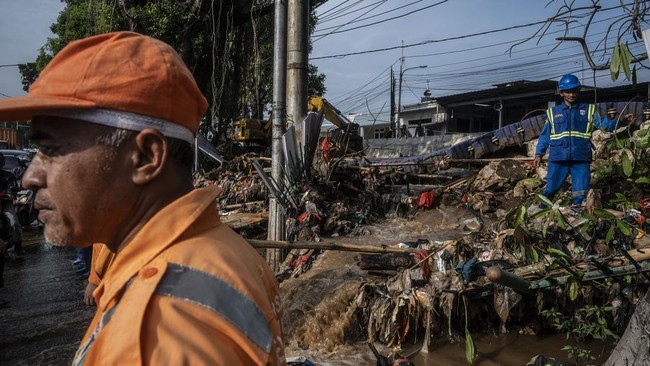Tembok di Pasar Minggu Jebol Saat Hujan Deras Tembok gudang Dinas SDA di Pasar Minggu jebol akibat hujan deras. Tidak ada korban, namun kerugian material terjadi. Penanganan sedang dilakukan.