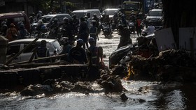 FOTO: Air Kali Hek Kramat Jati Meluap, Lalu Lintas Macet Parah