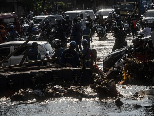 Banjir Akibat Luapan Kali Hek Kramat Jati Lumpuhkan Lalu Lintas