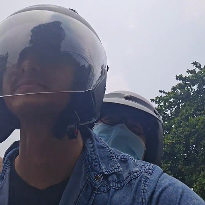 <p>Saat menaiki motor, Tasya tak henti memeluk suaminya dengan sangat erat. Meski awalnya takut, ia bersyukur bisa memuaskan keinginan suami. "Bahagia ya akhirnya istri mau diajak boncengan hahaha @randibachtiar," ucap Tasya. (Foto: Instagram @tasyakamila)</p>