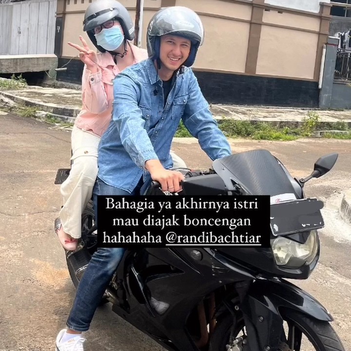 <p>Lewat IG Story, Tasya mengunggah potret ketika ia akan pergi jalan-jalan naik motor bersama suami. "Dulu selalu takut naik motor mau motor apapun juga gamau! Hari ini tiba-tiba 'Yuk <em>sunmori</em> <em>(Sunday Morning Ride)</em>' sotoy abis, padahal baru tahu artinya juga barusan," Tasya bercerita. (Foto: Instagram @tasyakamila)</p>