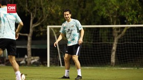 VIDEO: Thom Haye Ikut Latihan Perdana Timnas Indonesia di Hanoi