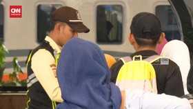 VIDEO: Arus Mudik Menggeliat di Stasiun Pasar Senen