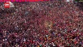 VIDEO: Serunya Perang Bubuk Warna-warni di Festival Holi India