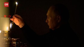 VIDEO: Putin Nyalakan Lilin Kenang 137 Korban Tewas Penembakan Moskow