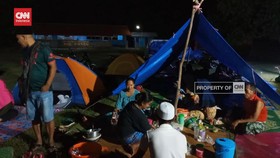 VIDEO: Masih Trauma, Korban Gempa Bawean Takut Pulang ke Rumah