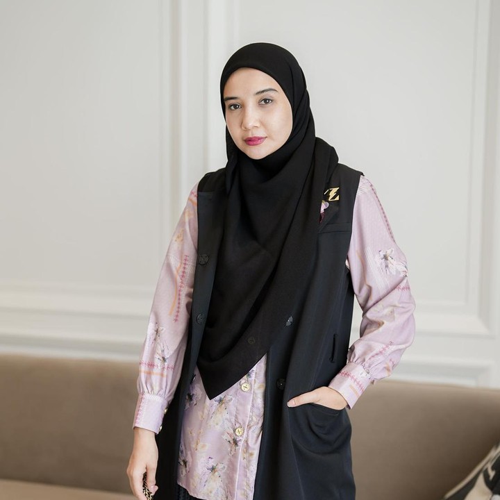 <p>Untuk tampilan lebih <em>bold,</em> ada gaya Zaskia Sungkar dengan hijab dan<em> pleated skirt</em> warna hitam. Bunda dapat memadukannya dengan baju berwarna lembut untuk sentuhan feminin. (Foto: Instagram @zaskiasungkar15)</p>