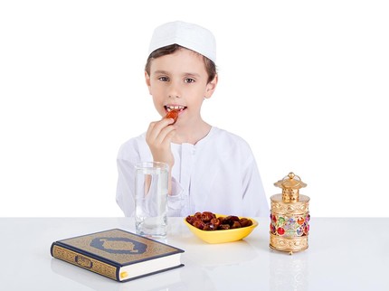 5 Adab Berbuka Puasa sesuai Nabi yang Bisa Diajarkan ke Anak