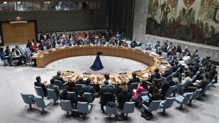 Anggota Dewan Keamanan PBB bertepuk tangan setelah mengeluarkan resolusi gencatan senjata di Gaza selama bulan suci Ramadhan, tuntutan pertama mereka untuk menghentikan pertempuran di markas besar PBB, Senin, 25 Maret 2024. (AP Photo/Craig Ruttle)
