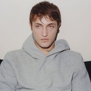 Anwar Hadid Jalankan Ibadah Umrah saat Ramadan, Tegaskan Masa 'Rebel'-nya Sudah Berakhir