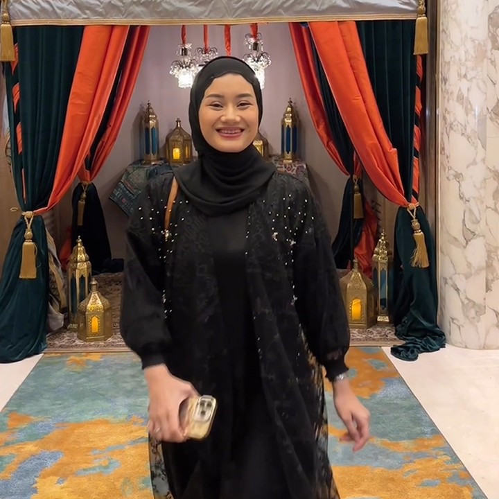 <p>Dalam acara bukber itu, banyak yang mengenakan gamis dan <em>maxi dress</em> sebagai <em>outfit</em> mereka. Salah satunya adalah <em>dress</em> berlapis kain <em>embroidery</em> yang dikenakan oleh Dinda Hauw. (Foto: Instagram @marginw)</p>