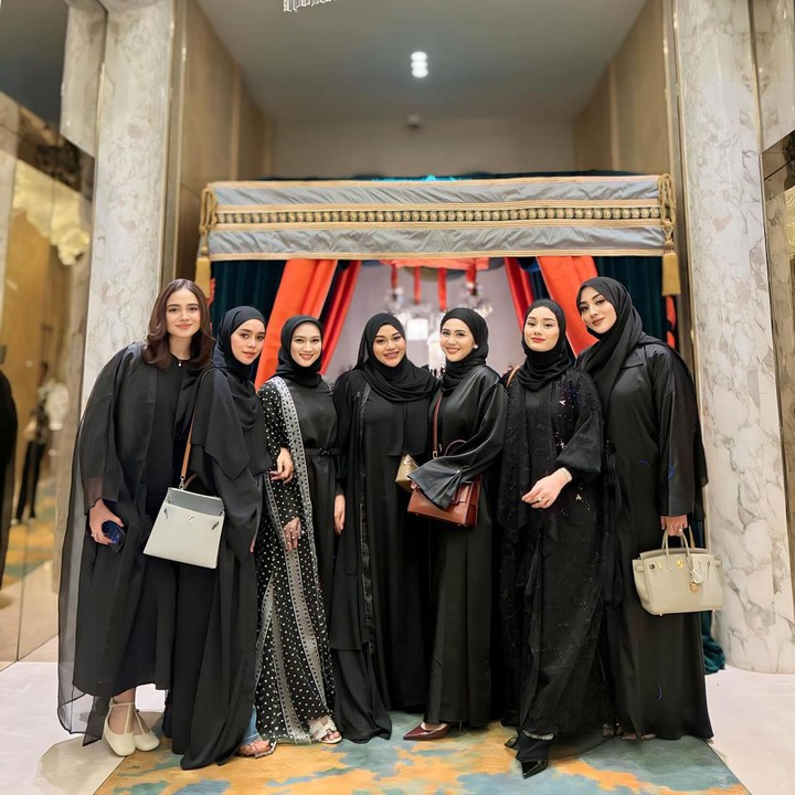 <p>Ketika berbuka puasa dengan para sahabat, biasanya Bunda memerlukan baju yang sesuai dengan <em>dresscode.</em> Para artis Tanah Air yang menggelar bukber juga tampil kompak dengan pilihan <em>dresscode</em> mereka. Baru-baru ini, geng Aurel Hermansyah mengadakan bukber dan tampil memakai busana Muslimah serba hitam. (Foto: Instagram @aurelie.hermansyah)</p>