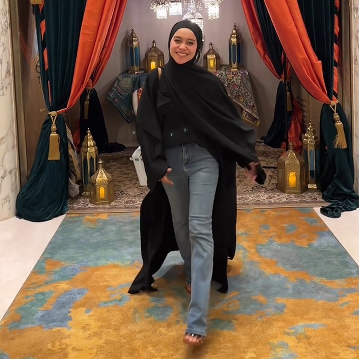 <p>Untuk Bunda yang ingin tetap terlihat simpel, ada gaya kasual ala Lesti Kejora dengan <em>long cardigan</em> dan celana jins. (Foto: Instagram @marginw)</p>
