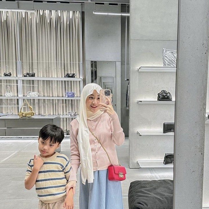 <p>Bunda, Larissa Chou tengah menjalani kehamilan anak keduanya. Menikah dengan Ikram Rosadi pada 2023, ia tak sabar menantikan kelahiran sang anak. “Segera menjadi ibu anak 2 …. Masya Allah.. TabarakAllah,” tulis Larissa. (Foto: Instagram @larissachou).</p>