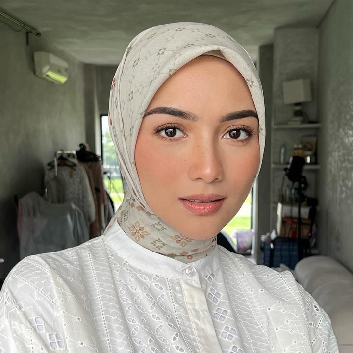 <p>Bunda yang ingin tampil simpel bisa menerapkan gaya makeup ala Citra Kirana. Pilihan <em>blush</em> dan lipstik warna <em>nude</em> dapat digunakan di berbagai suasana, termasuk Lebaran. Pada bagian mata, cukup gunakan <em>eyeliner</em> tipis dan maskara. Jangan lupa bentuk alis agar terlihat lebih tegas. (Foto: Instagram @citraciki @danybarca22)</p>