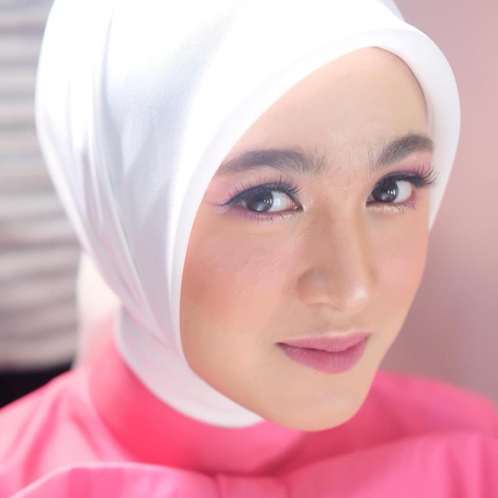 <p>Pada Hari Lebaran, tak ada salahnya mencoba gaya makeup tertentu untuk merayakan momen istimewa bersama keluarga. Bunda bisa tampil cantik dengan pulasan makeup <em>soft</em> seperti yang dikenakan Cut Syifa. Sentuhan <em>highlighter</em> pada beberapa titik seperti di <em>inner eye,</em> hidung, dan bibir akan memberi sorotan yang memesona. Gunakan warna lipstik yang senada dengan baju Bunda, ya. (Foto: Instagram @cutsyifaa)</p>