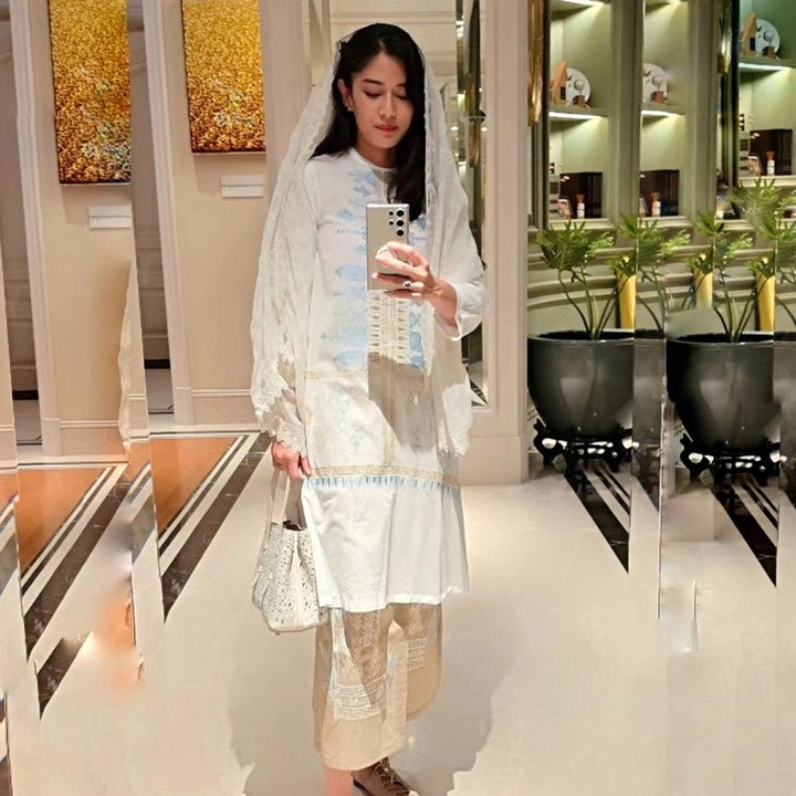 <p>Bunda yang tidak berhijab juga bisa tampil modis saat buka bersama. Kali ini, Dian Sastrowardoyo mengenakan baju kurung dalam acara bukber yang ia hadiri. <em>"Baju kurung for Iftar,"</em> tulis Dian. (Foto: Instagram @therealdisastr)</p>