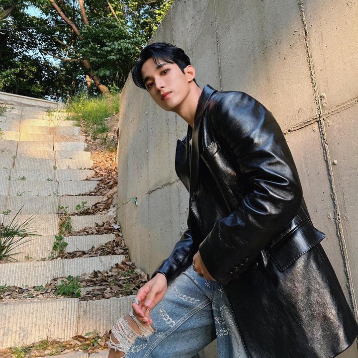 <p>Masih dari grup SEVENTEEN, Lee Seokmin atau DK juga memjadi bagian dari 97 line squad. Sebelum debut, pria kelahiran 18 Februari 1997 harus menjalani masa <em>trainee</em> atau pelatihan selama 2 tahun 7 bulan. (Foto: Instagram @dk_is_dokyeom)<br /><br /><br /></p>