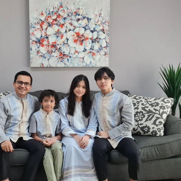 <p>Anak-anak Sahrul Gunawan kini sudah tumbuh besar. Bahkan, Si Sulung Ezzar disebut semakin mirip dengan sang Ayah, nih. (Foto: Instagram @sahrulgunawanofficial)<br /><br /><br /></p>