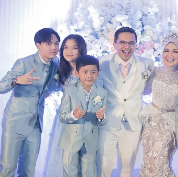 <p>Sebelum menikah dengan Dine Mutiara Aziz pada 2023 lalu, Sahrul Gunawan pernah membina rumah tangga bersama Indriani Hadi, Bunda. Dari pernikahan tersebut, ia menjadi ayah dari tiga anak bernama Ezzar Raditya Gunawan, Raihana Zemma Gunawan, dan Faeyza Mikail Gunawan.(Foto: Instagram @sahrulgunawanofficial)<br /><br /><br /></p>