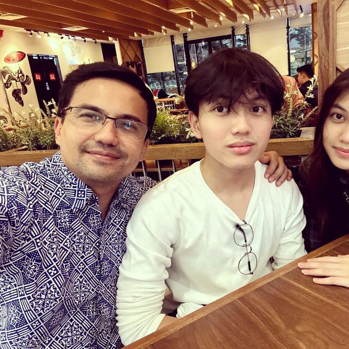 <p>Seiring bertambahnya usia, Ezzar disebut semakin menawan nih, Bunda. Bahkan, ketampanannya mulai mencuri perhatian netizen. "<em>Masya Allah, Kasep Aa</em>," kata akun @dyah****. (Foto: Instagram @sahrulgunawanofficial)<br /><br /><br /></p>