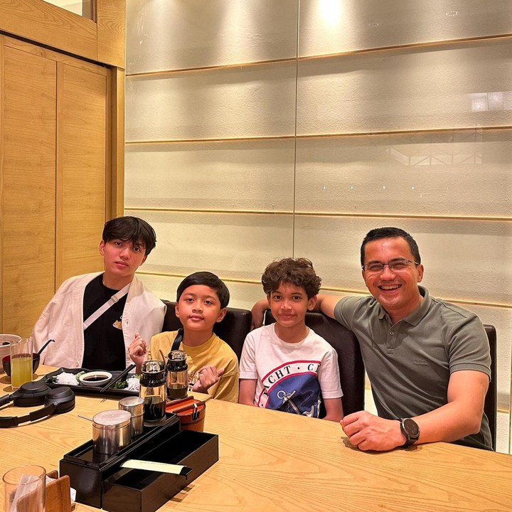 <p>Ezzar lahir pada September 2007, Bunda. Saat ini, laki-laki yang tengah menjalani fase remaja ini hampir genap berusia 17 tahun. (Foto: Instagram @sahrulgunawanofficial)<br /><br /><br /></p>