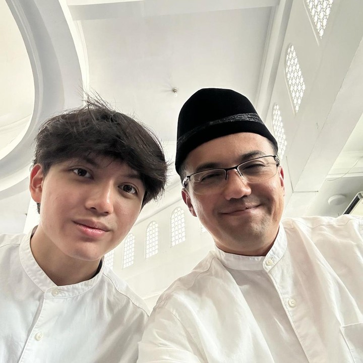 <p>Tak hanya itu, ada pula netizen yang menyebut Sahrul dan Ezzar seperti kakak dan adik, nih. <em>"Alhamdulillah</em> kayak Kakak beradik z ni AA Arul SM Adek Ezzar...sm2 <em>kasep.....Sama2 handsome,"</em> ujar @dwindrai*****. Bagaimana menurut pendapat Bunda?(Foto: Instagram @sahrulgunawanofficial)<br /><br /><br /></p>