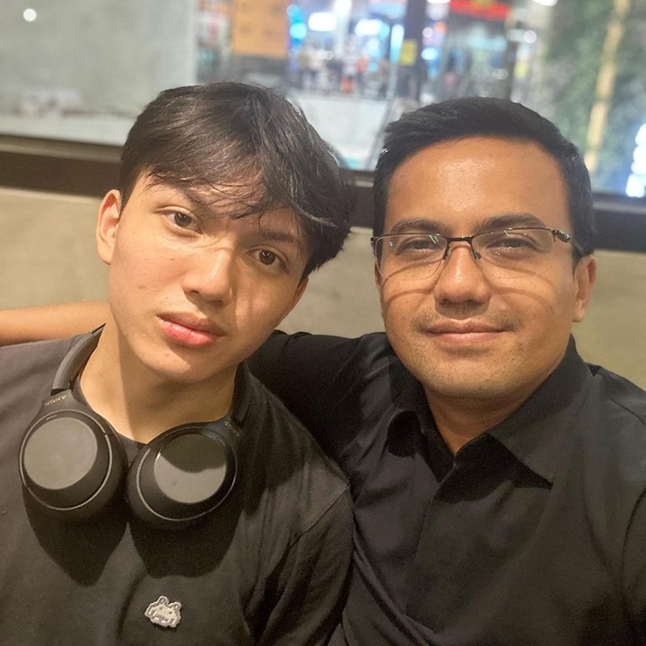 <p>Melalui media sosial Instagram, Sahrul Gunawan kerap membagikan momen saat bersama sang putra. Salah satunya ketika <em>quality time</em> bersama sebagai berikut."Nongkrong sama si sulung," tulisnya di kolom caption, dikutip dari akun @sahrulgunawanofficial. (Foto: Instagram @sahrulgunawanofficial)<br /><br /><br /></p>