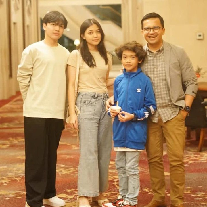 <p>Paras Ezzar memang mirip sang ayah ya, Bunda? Kita doakan, semoga ia menjadi anak yang berprestasi, berbakti pada orang tua, dan selalu dalam lindungan Tuhan, ya. (Foto: Instagram @sahrulgunawanofficial)</p>