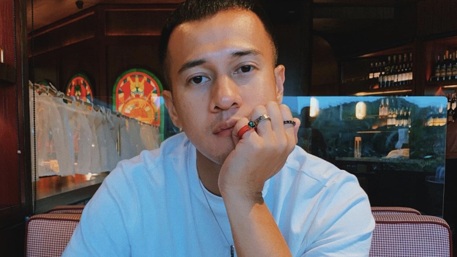 Gaya Keren Herjunot Ali Makan Pasta hingga Ngopi di Italia