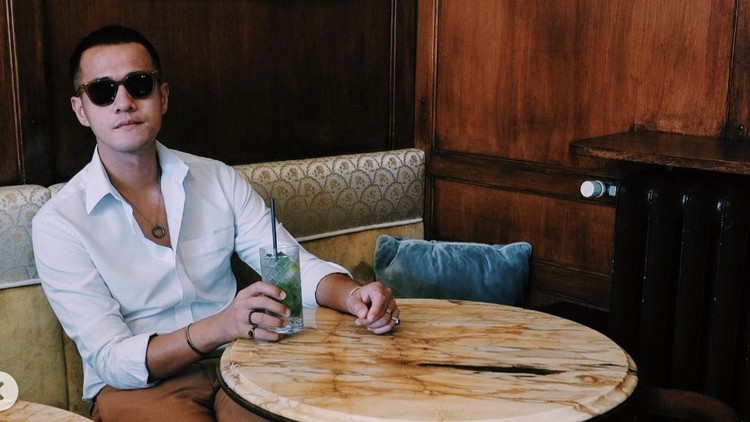 Gaya Keren Herjunot Ali Makan Pasta hingga Ngopi di Italia Gaya Keren Herjunot Ali Makan Pasta hingga Ngopi di Italia