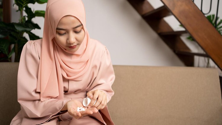 Ilustrasi Muslim Minum Obat