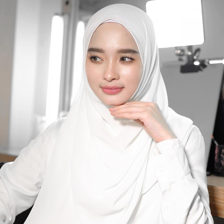 <p>Tak kalah memesona, ada gaya makeup ala Inara Rusli dengan maskara dan highlighter yang <em>stunning.</em> Agar tampilan tetap soft, Bunda bisa memakai lipstik berwarna cerah seperti <em>peach</em> atau pink muda. (Foto: Instagram @mommy_starla @loritayoung_mua)</p>