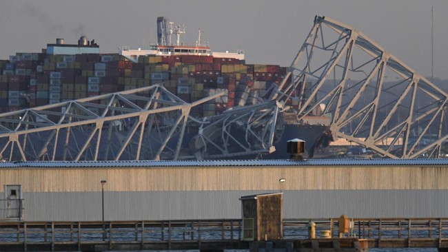 Kapal Kargo Singapura Terlibat Kecelakaan Tragis dengan Jembatan di Baltimore, Amerika Serikat