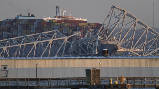 Kapal Kargo Singapura Terlibat Kecelakaan Tragis dengan Jembatan di Baltimore, Amerika Serikat