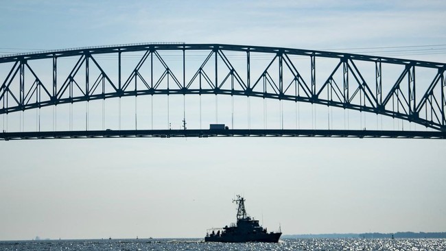 Jembatan Key Bridge sepanjang 3 kilometer di Baltimore, Maryland, Amerika Serikat, roboh usai ditabrak kapal kargo yang tengah berlayar di bawahnya.