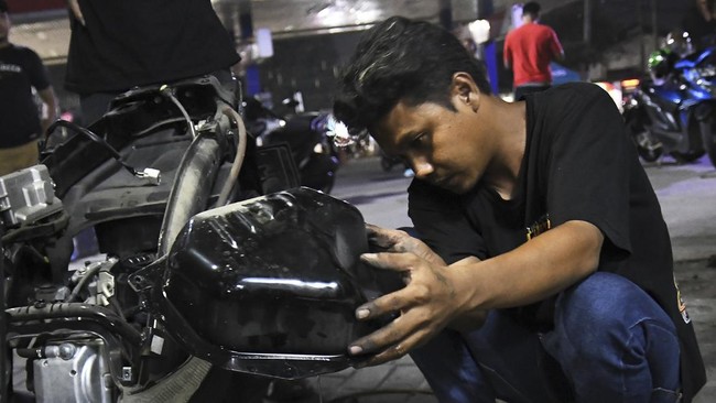 Tangki bensin motor perlu dikuras jika ada benda atau cairan asing yang masuk ke dalamnya.