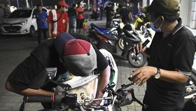 FOTO: Puluhan Motor Mogok Usai Isi Bensin Campur Air di SPBU Bekasi