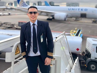 img-title Kini Urus 2 Anak Sendirian, Segini Gaji Anggi Pratama Suami Stevie Agnecya Jadi Pilot