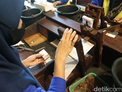 Pekerja Kretek Tangan Minta Pemerintah Tak Naikkan Cukai Tahun Depan