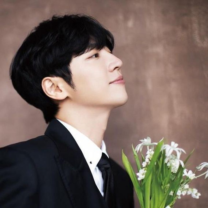 <p>Lee Sang Yeob sendiri sebelumnya mengungkapkan di suatu acara talkshow bahwa ia memutuskan untuk menikahi kekasihnya karena ia merasa nyaman di samping sosok wanita yang cantik tersebut. (Instagram @sangyeob)</p>
