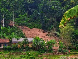 Amuk Longsor yang Timbun Rumah hingga 22 Domba