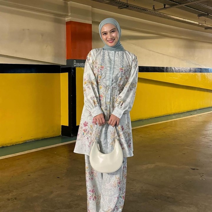 <p>Sementara itu, Melody eks JKT48 tampil tak kalah memesona dengan setelan tunik dan celana motif. Ia memilih padu padan warna lembut untuk <em>outfit</em>-nya, seperti abu-abu muda dan putih. (Foto: Instagram @melodylaksani92)</p>