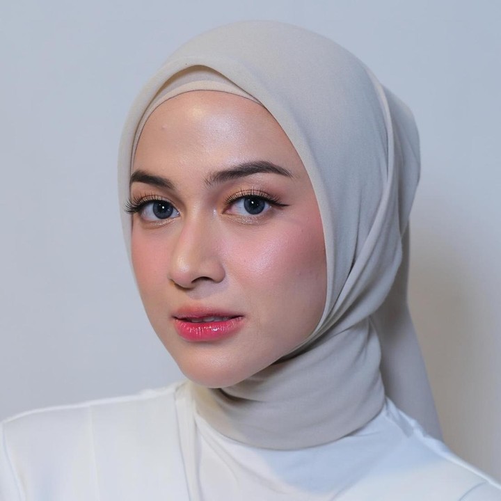 <p>Tren lipstik <em>glossy</em> saat ini tengah digemari banyak orang. Bunda juga bisa memakai lipstik <em>glossy</em> jika sedang bosan dengan jenis <em>matte,</em> seperti yang dipakai oleh Nina Zatulini. (Foto: Instagram @ninazatulini22)</p>