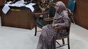 img-title Ingin Akurkan Ria Ricis & Ryan, 7 Potret Ekspresi Oki Setiana Dewi Jadi Saksi Disorot