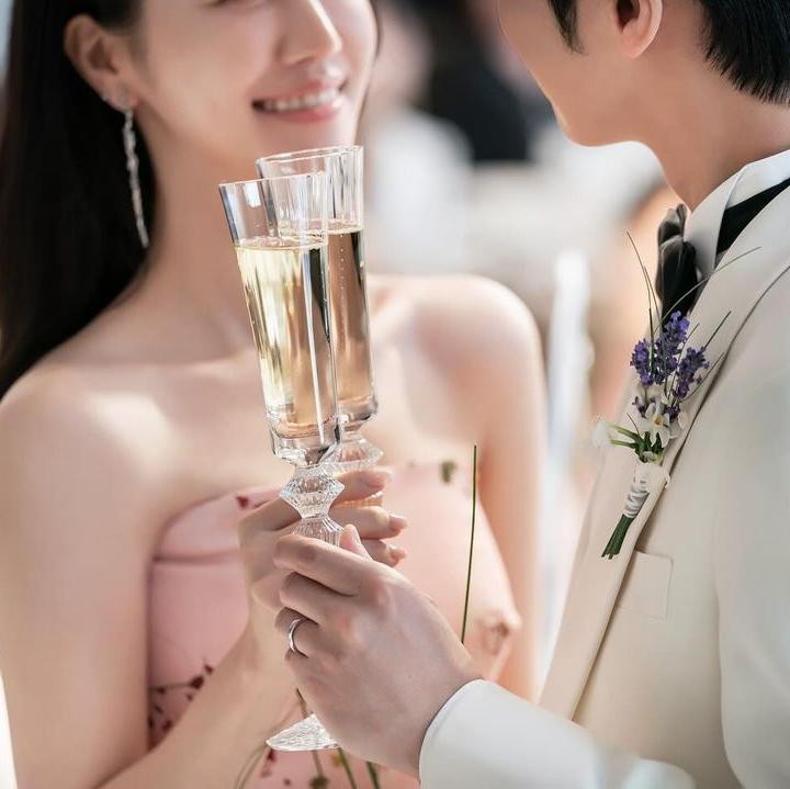 <p>Upacara pernikahan Lee Sang Yeob dan sang istri telah sukses digelar dengan Yoo Jae Suk yang menjadi host acara serta grup band MeloMance yang membawakan musik selama jalannya pesta. (Foto: Instagram @sangyeob)</p>