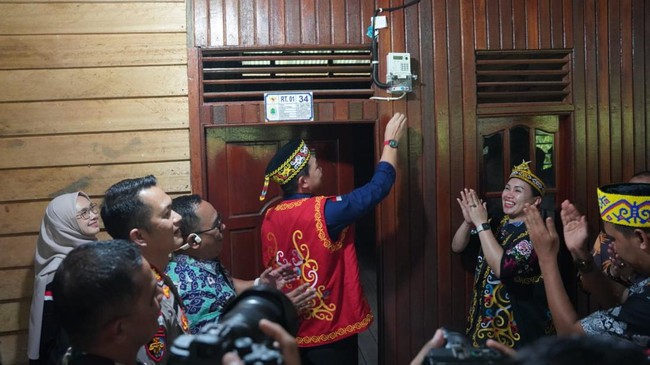 Kini, ribuan warga di enam desa Kecamatan Putussibau Utara dapat menikmati listrik selama 24 jam nonstop. Sebelumnya, listrik hanya menyala selama 12 jam.