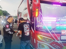 Polisi Mulai Tilang Bus Telolet di Sentul Bogor